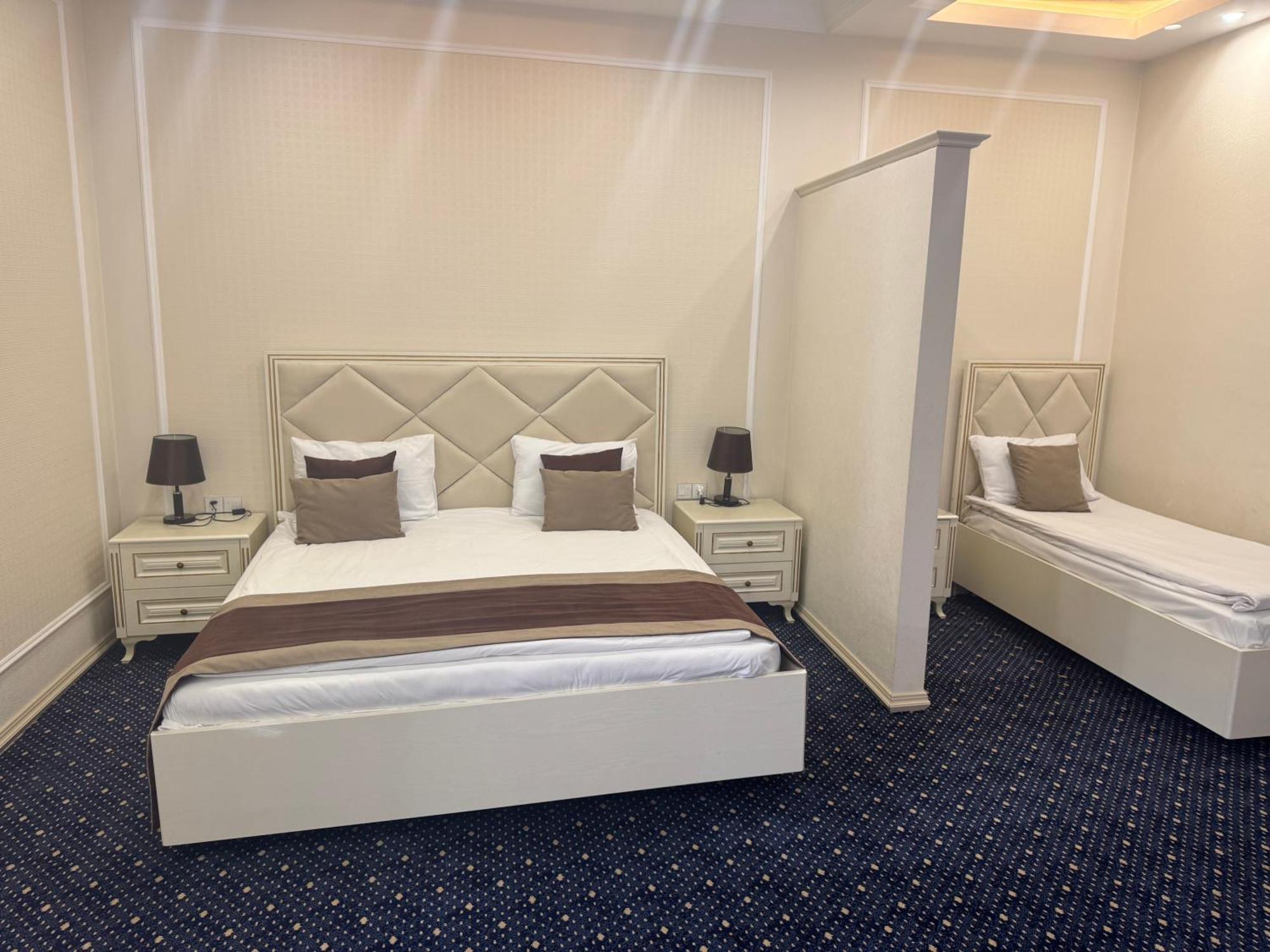 Hotel East Legend